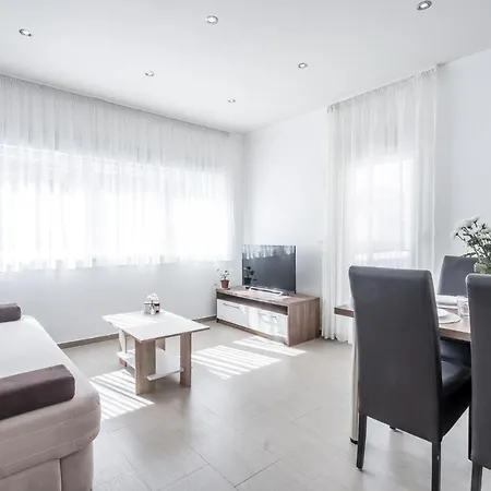 Lejlighed Cavar, Close To The