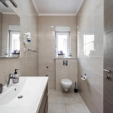 Lejlighed Cavar, Close To The