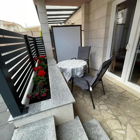 Cavar, Close To The