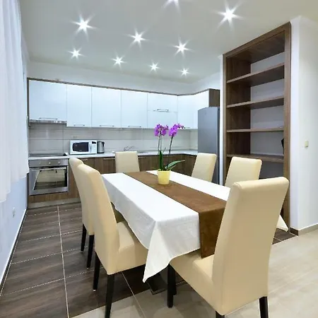 Cavar, Close To The