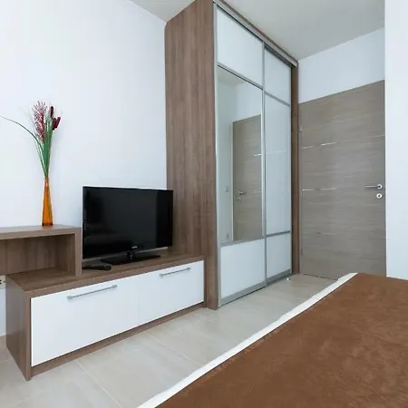 Lejlighed Cavar, Close To The