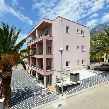 Lejlighed Cavar, Close To The