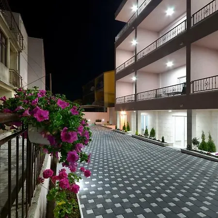 Lejlighed Cavar, Close To The *