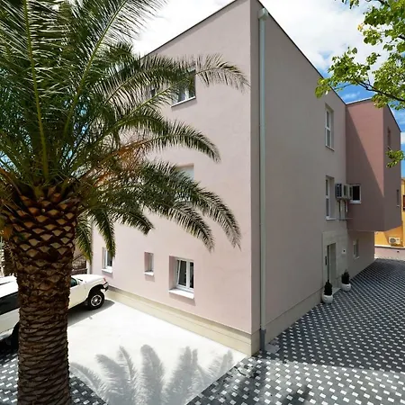 Cavar, Close To The Apartamento