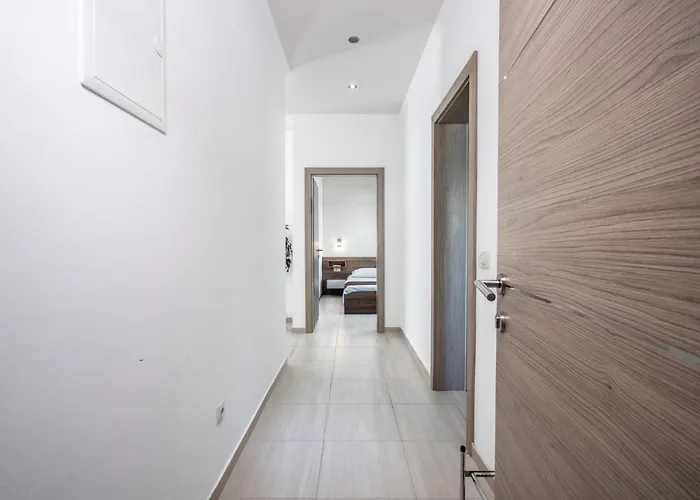 Cavar, Close To The Apartamento