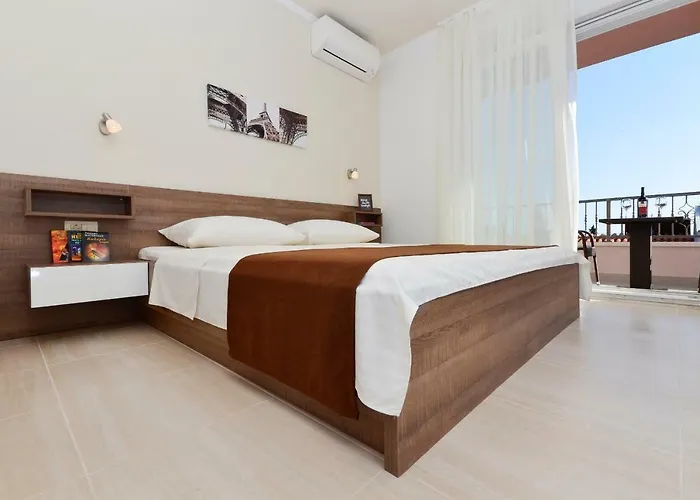 Cavar, Close To The *